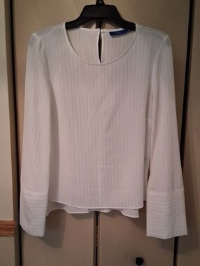 Apt 9 White Long-Sleeve Textured Blouse. Size Small.